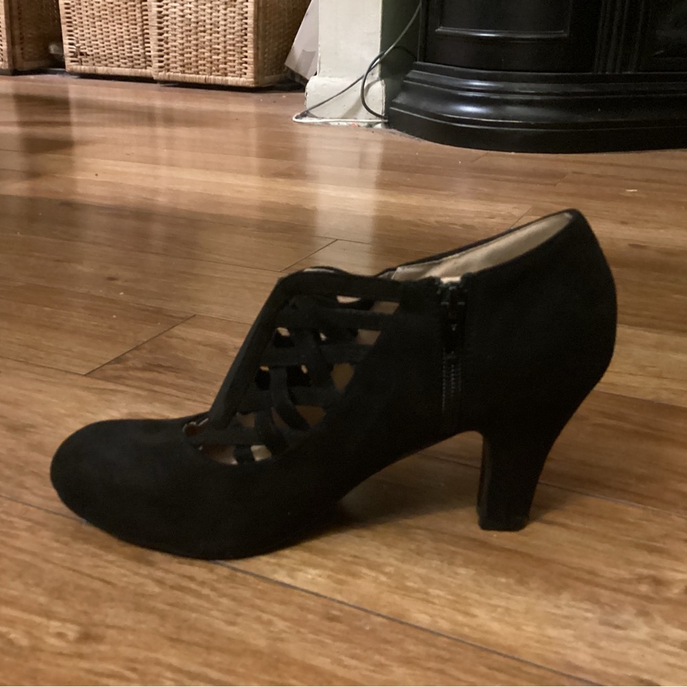 Elegant Black Women's Heels. Faux Suede. Cutout Vamp. Size 9.
